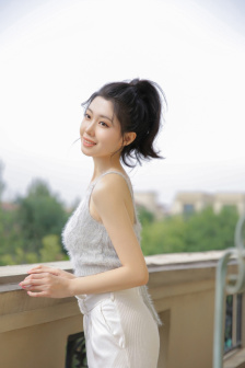 舌头在小豆豆上磨咬吸